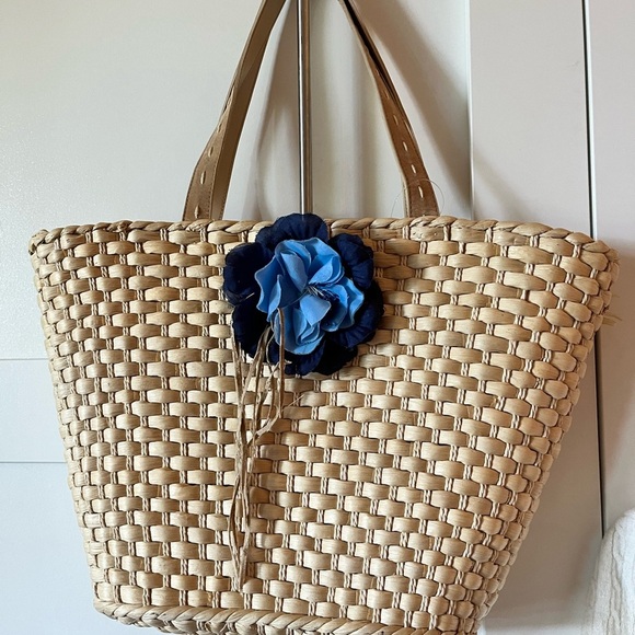 Chic Cream Woven Shoulder Bag with Blue Floral Accent - Picture 2 of 3